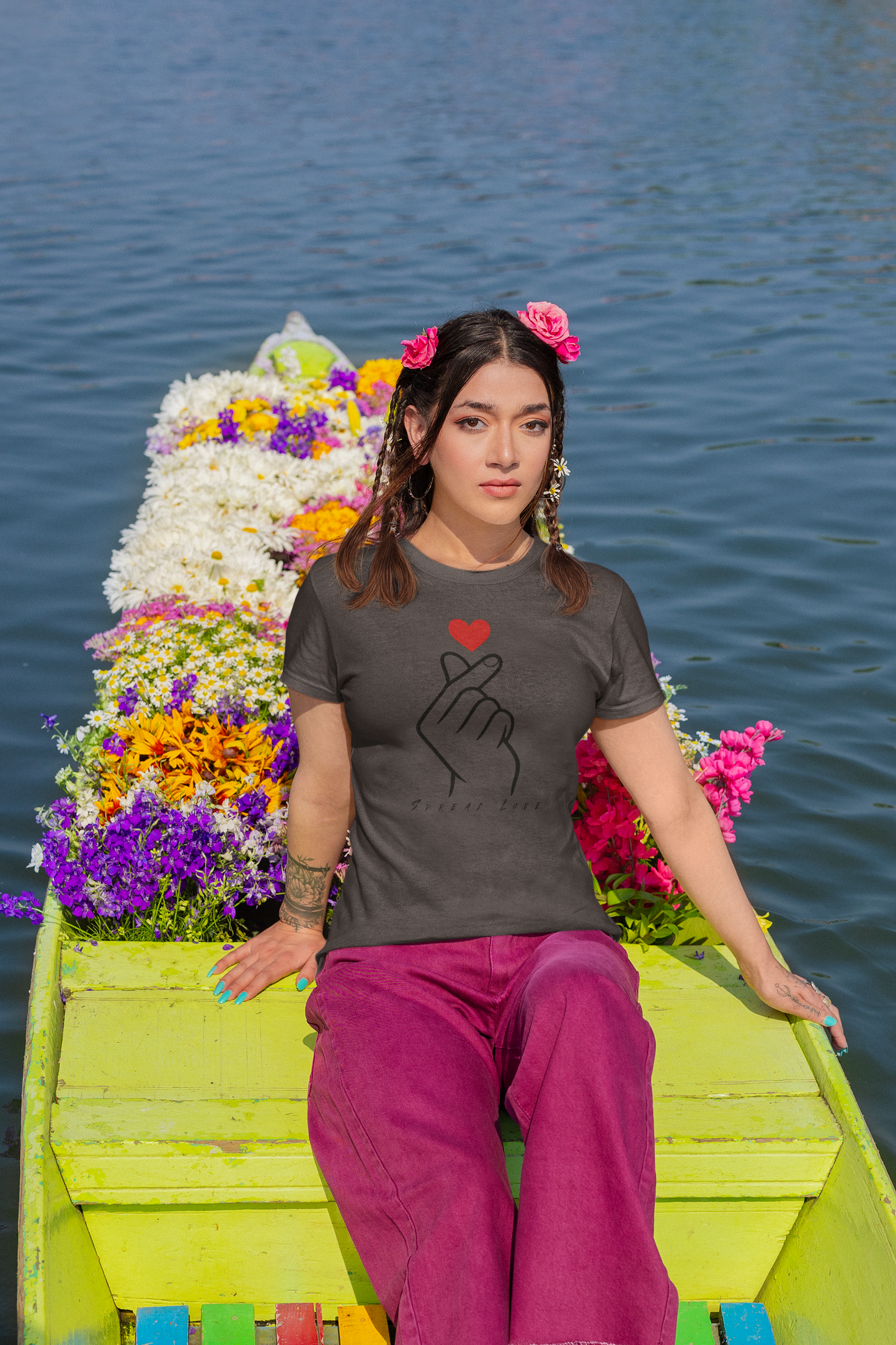 Spread Love Women’s T-Shirt | Cute Finger Heart Graphic Tee for Girls | Korean Aesthetic Cotton T-Shirt for Women | Casual Regular Fit Top