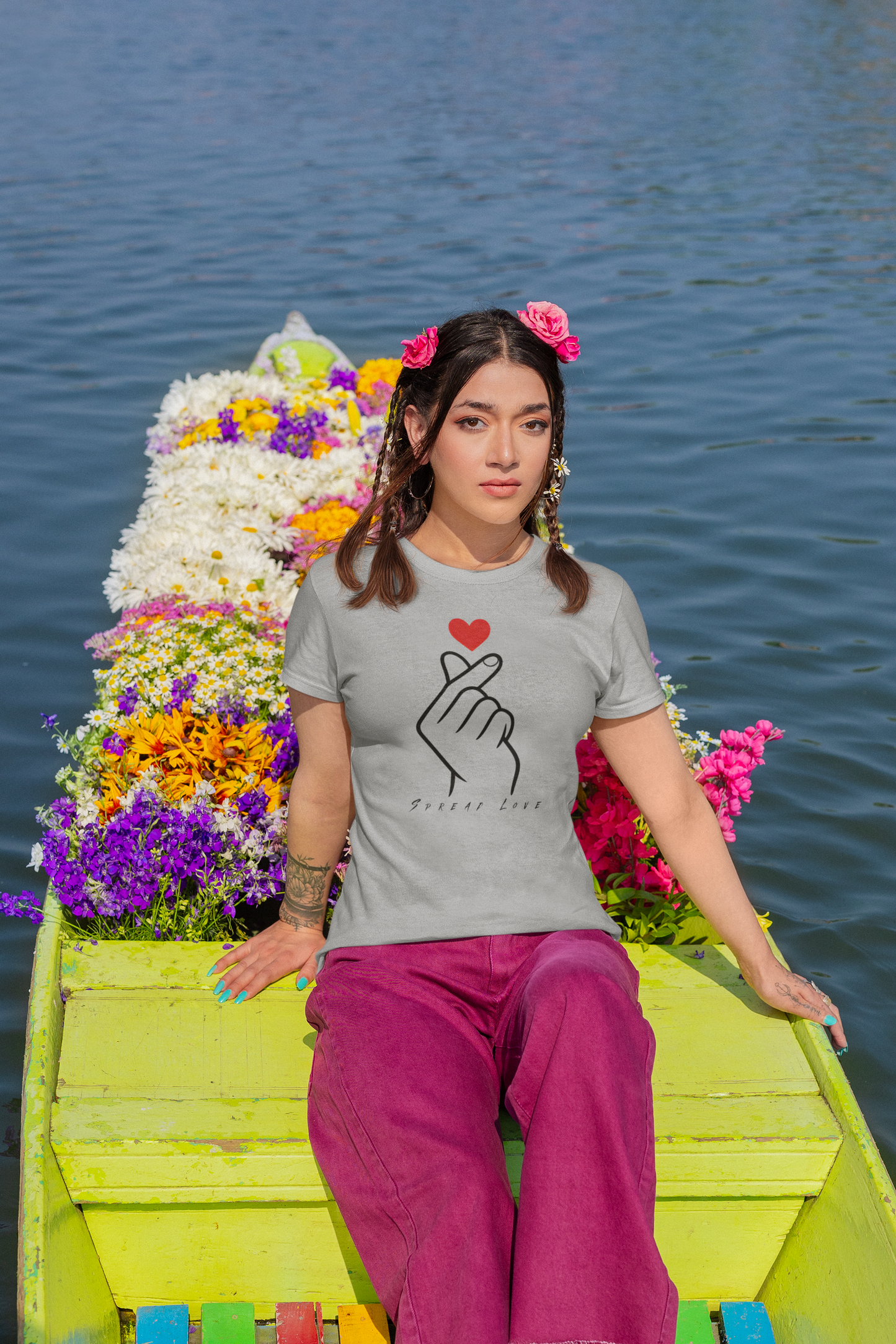 Spread Love Women’s T-Shirt | Cute Finger Heart Graphic Tee for Girls | Korean Aesthetic Cotton T-Shirt for Women | Casual Regular Fit Top